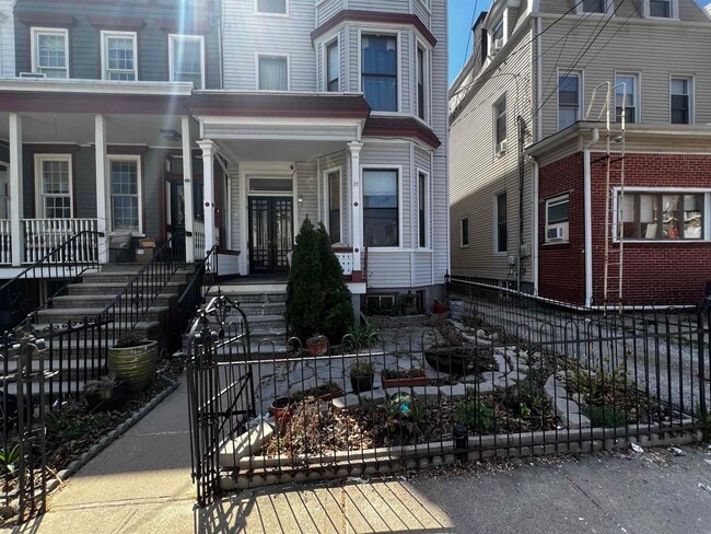 Building Photo - 21 Sherman Pl Unit 3