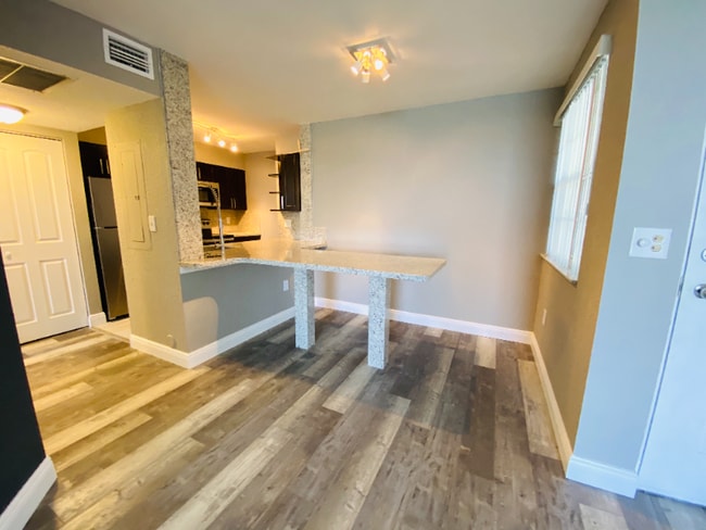 Photo - 2831 N Oakland Forest Dr Unidad 101