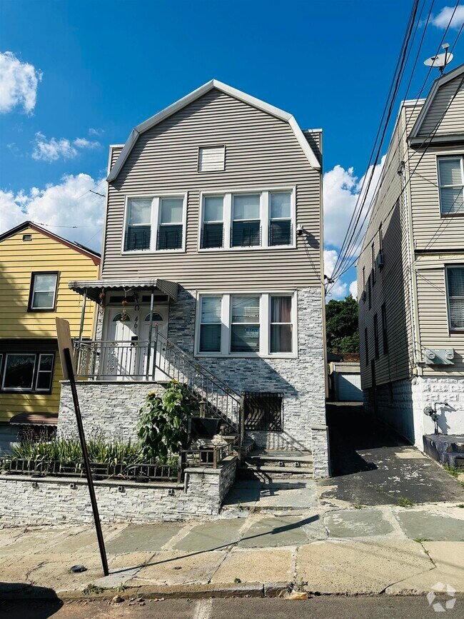 Building Photo - 46 Spruce St Unit 2 Rental