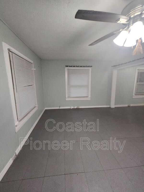 Photo - 701 Newton Ave S
