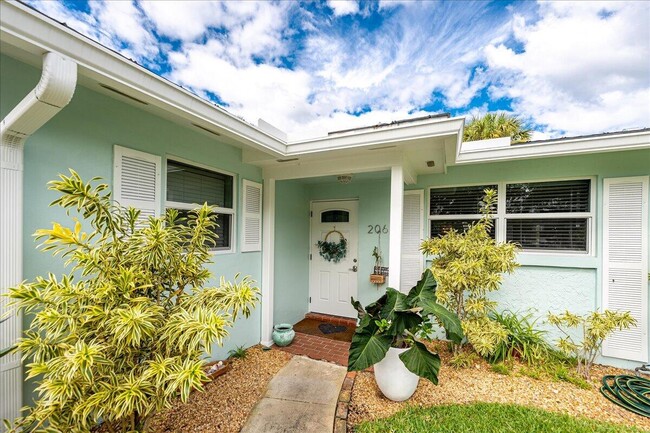 Photo - 206 SE Wentworth Dr