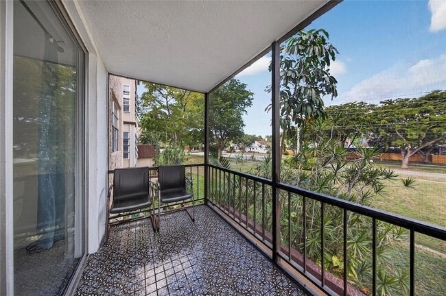 Building Photo - 7300 NW 17th St Unit 203