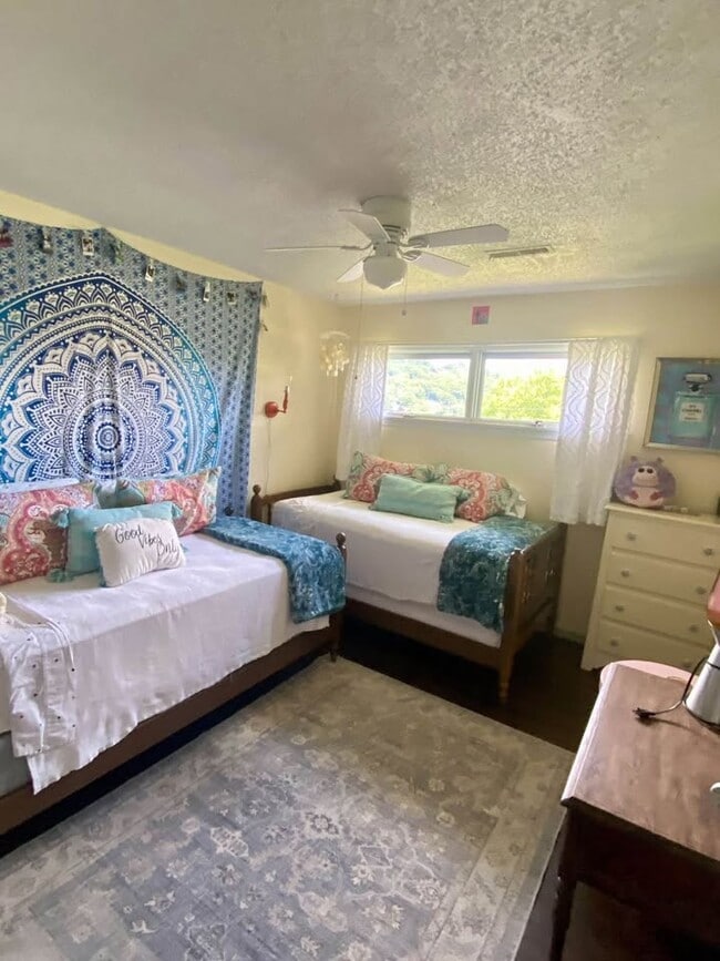 Photo - 4 Candlewood Knolls Rd