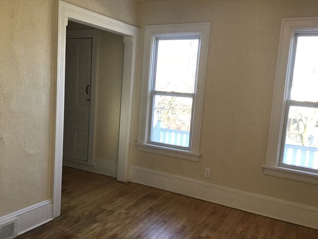 Building Photo - 3213-15 N Booth St Unit 3215-upper Rental