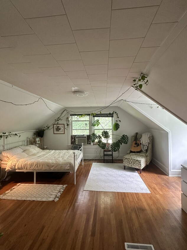Main large bedroom - 103 Old Fayetteville Rd (Chapel Hill, NC)