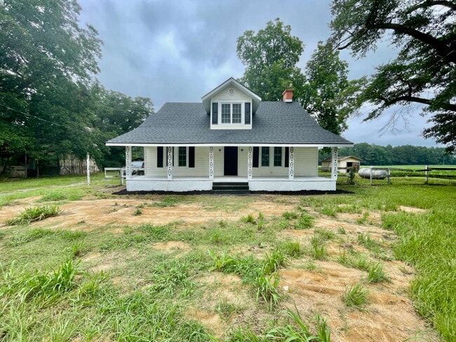 Building Photo - Spacious Newly Renovated 4-Bedroom Farmhou... Rental