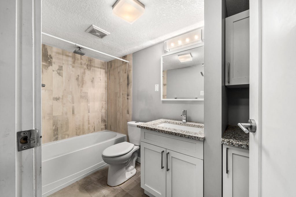 Photo - 2702 Lake Forest Dr