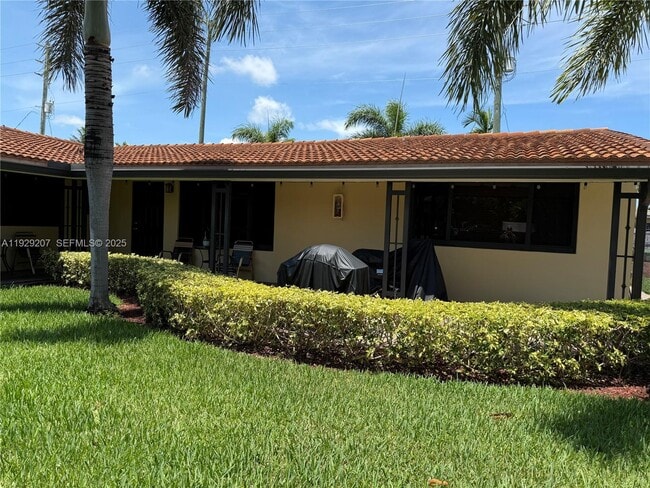 Building Photo - 811 NE 10th St Unit 5