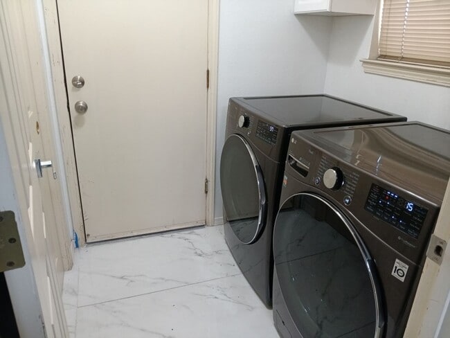 Photo - 3 Bedroom, 2 Bathroom Home! Schedule a Showing!