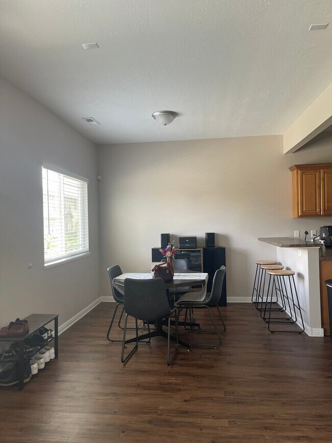 Photo - 1491 420 W