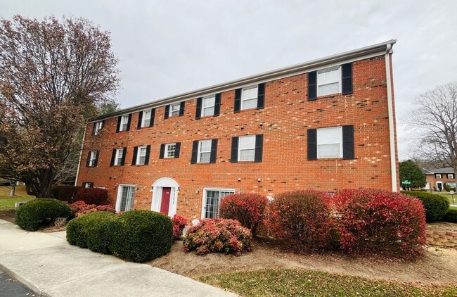Building Photo - 2 Bedroom 1 Bathroom Condo Unit 321