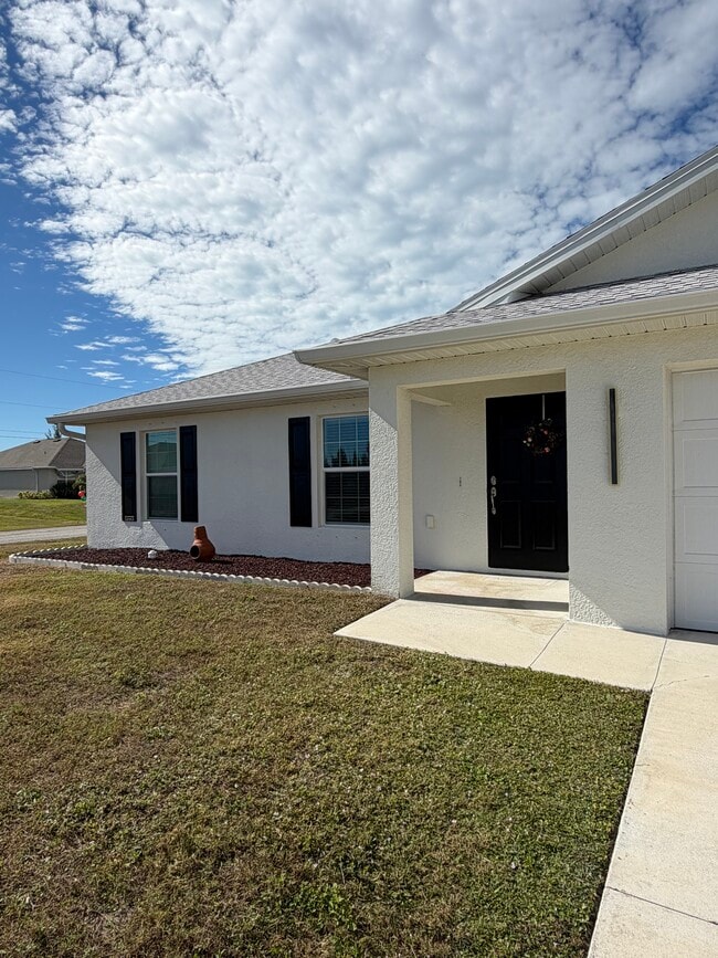 Puerta principal - 2120 NW 18th Ave