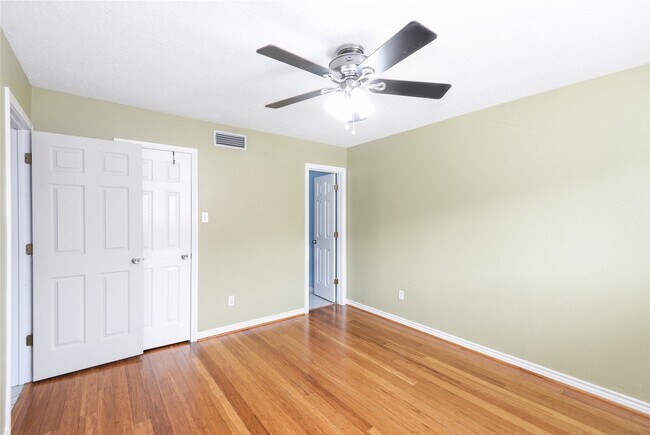 Building Photo - 3220 69th St Unit L6