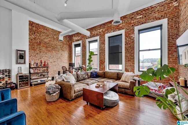Building Photo - 2112 Morris Ave Unit 202
