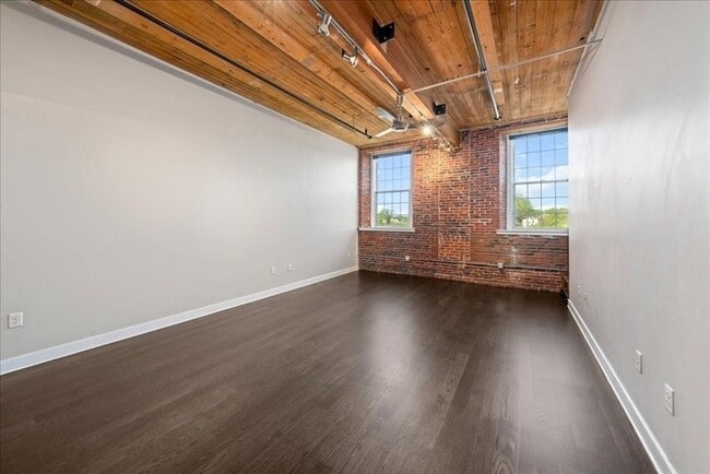 Photo - Stylish Industrial Loft with Exposed Brick, High Ceilings & Modern Kitchen Unit 143