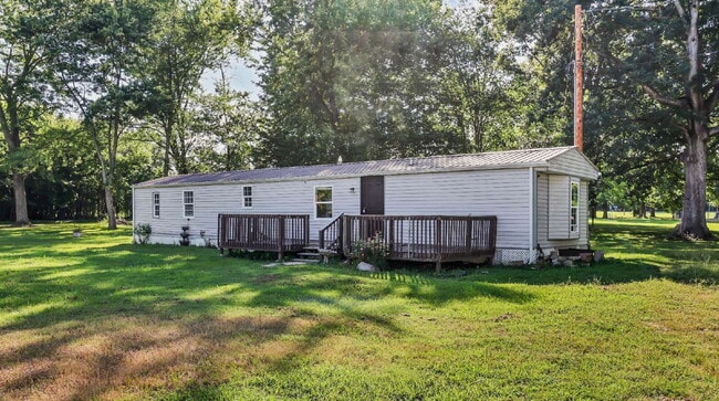 Building Photo - Cozy 3-bed 2-bath in a quiet spot.