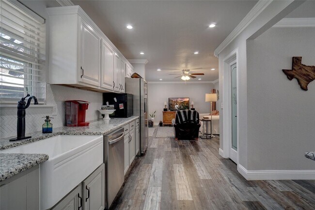 Photo - 108 N Jarvis Ln