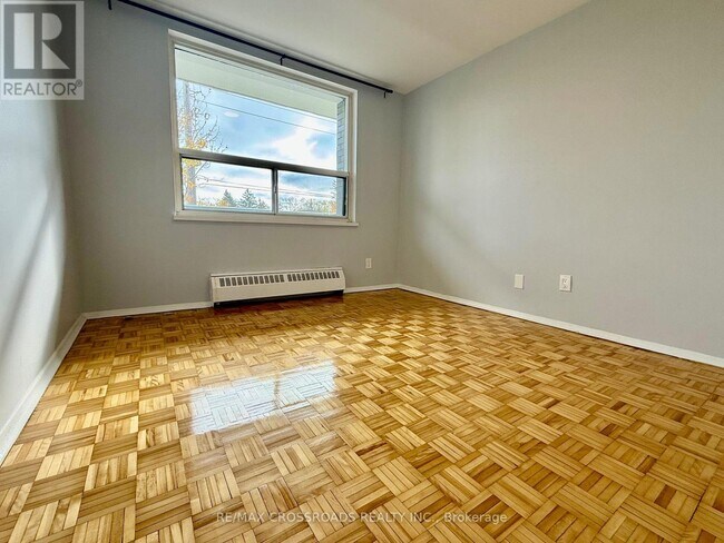 Photo - 363 Lakeshore Rd E Unité 208