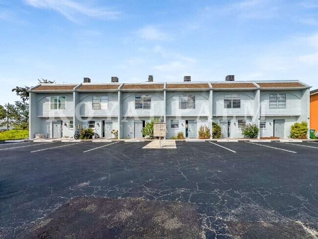 Photo - Petal-Perfect 2BR Cozy Cape Coral Townhouse with a Pool View! Unidad 104