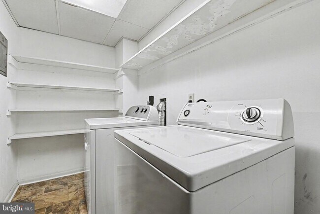 Photo - 1550 Bridge St