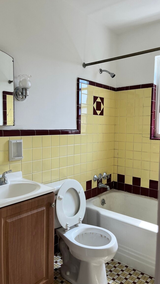 Photo - 3085 Glenmore Ave