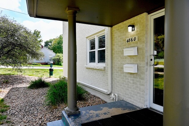 Photo - Square 131 - 4860 - 5 Plex