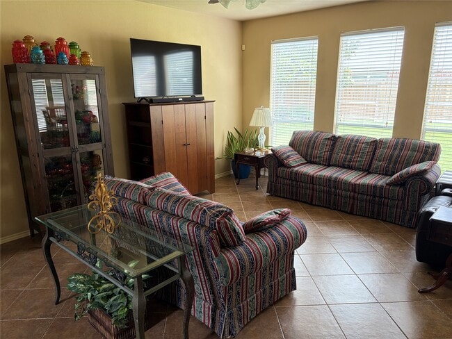 Photo - 2515 Silverton Bend