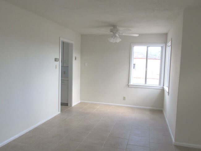 Dining room - 500 W Vananda Ave