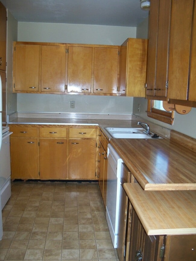 Photo - 4 BEDROOM | 2 BATH | DETACHED GARAGE | WEST SIDE