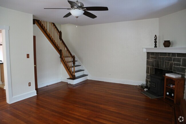 Building Photo - Large 3-bedroom house for rent in Wilmingt...