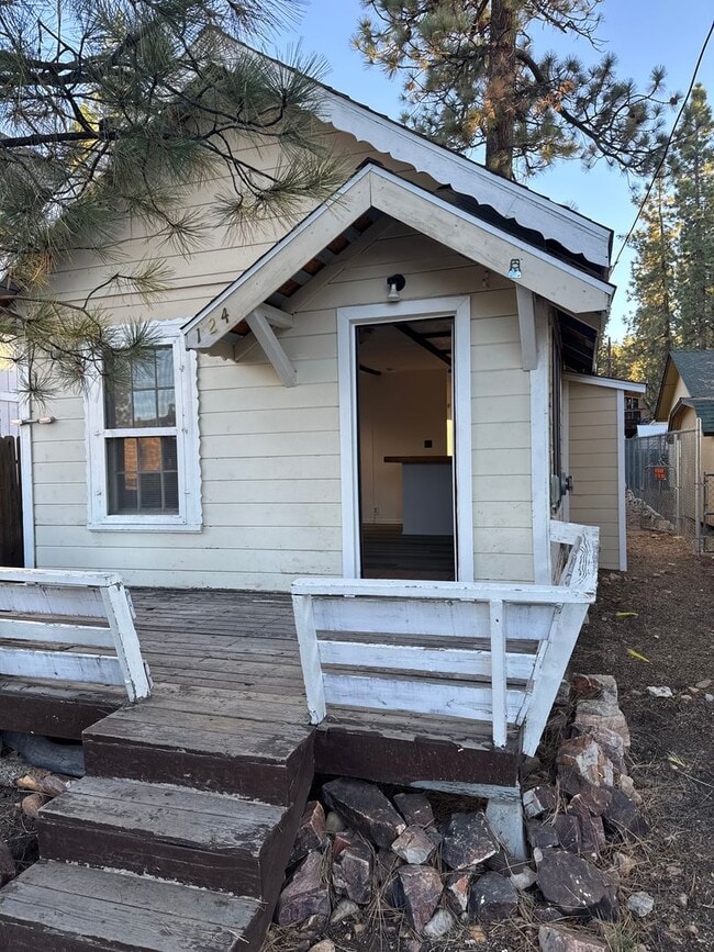 Building Photo - Cozy 1 bedroom cabin house