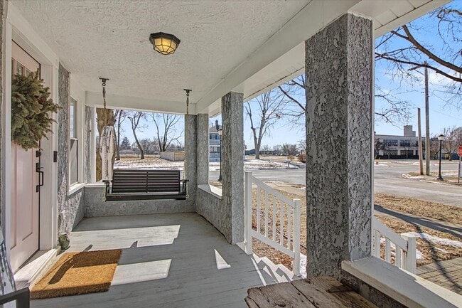 Photo - 136 E Jackson St