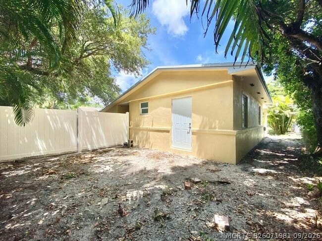 660 NE 34th Ct