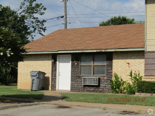 Building Photo - Very nice two-bedroom townhome, located in...