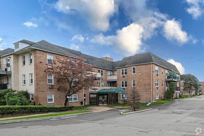 570-596 Broadway - Greentree at Lynbrook Apartments