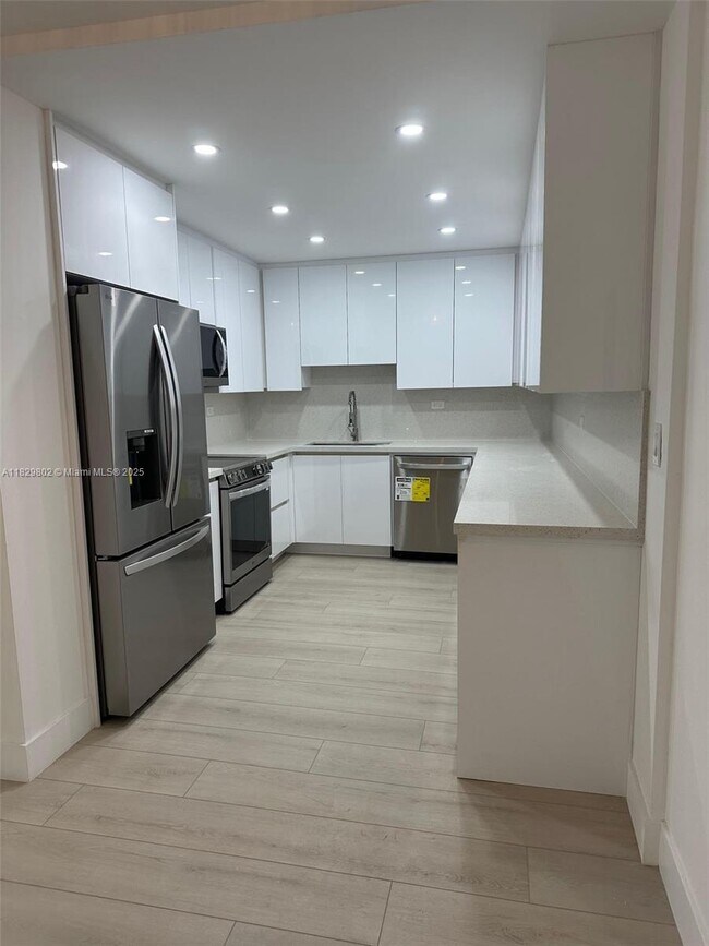 Photo - 5555 Collins Ave Unit 6Z