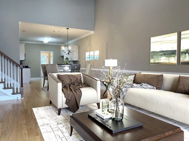 Sala de estar - Ambientada/Decorada virtualmente - 315 Buxton Ln
