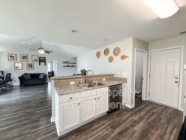 Photo - 1445 Kershaw Loop