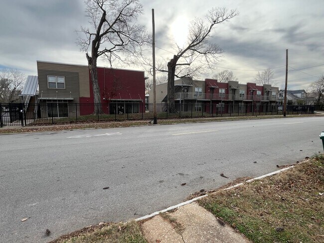 Photo - 2 BEDROOM 2 BATH GREAT LOCATION Unit Walnut D102