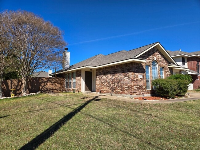Photo - College Station - 3 bedroom / 2 bath / Garage / Fenced in back yard.