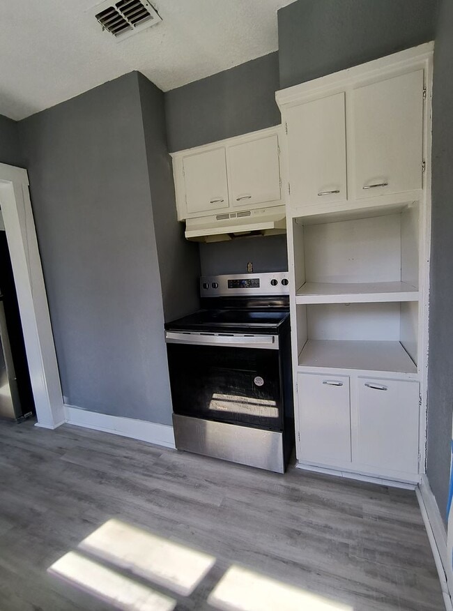 Photo - 2-Bedroom WITH SUNROOM Home for Rent in Downtown Winter Haven