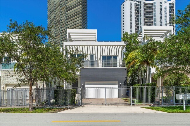 Photo - 18955 Atlantic Blvd House