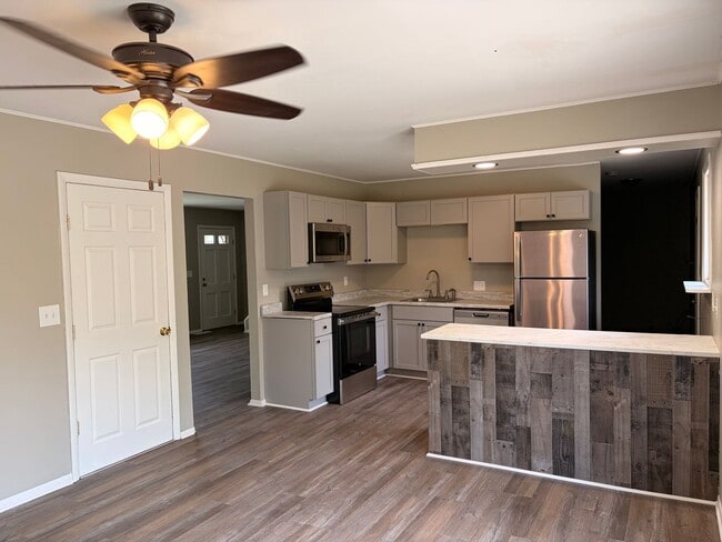 Building Photo - South Side-  4Bed/2 Bath Home