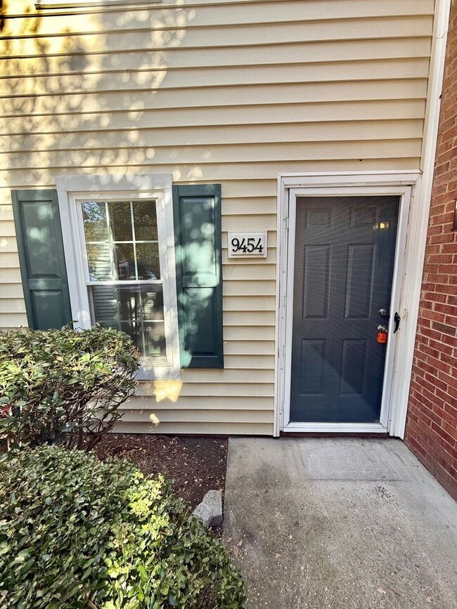 Photo - South Charlotte 2 Bedroom Garden Unit, Imm...