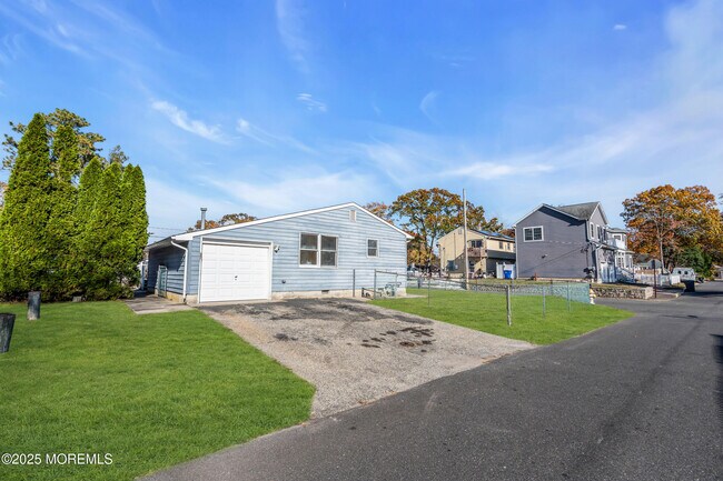 Photo - 526 Bradley Blvd