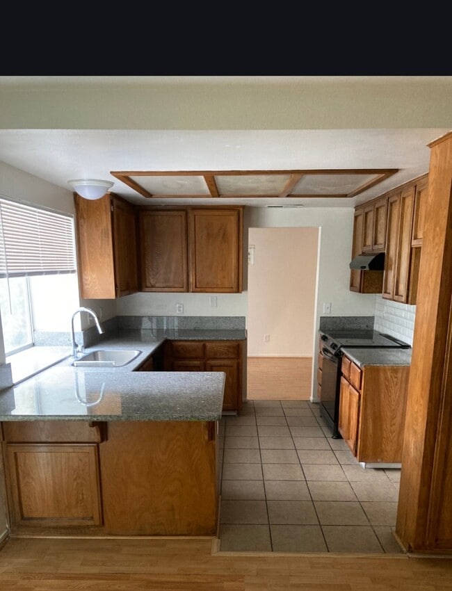 Cocina con barra para comer - 6744 N Warren Ave