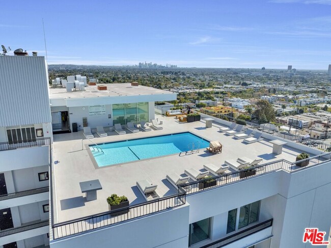 Building Photo - 1100 Alta Loma Rd Unit 608