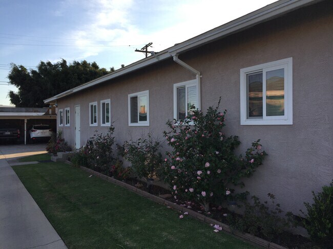 Vista lateral de la unidad. Aparcamiento cubierto en la parte trasera de la propiedad. - 840 W 168th St Apartamentos Unidad #B