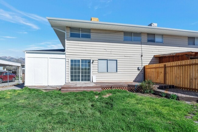 Building Photo - NEW CARPET - 3 Bed, 2 Bath Midvale Duplex with Garage