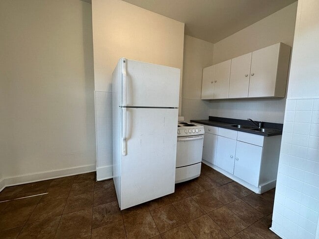Building Photo - Cozy Two Bedroom Apartment! Great Oakland ... Unit 3610 #2